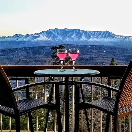Smoky Mountain Serenity, Amazing Mountain Views 1089 Free Tickets Each Paid Day, Dollywood And More